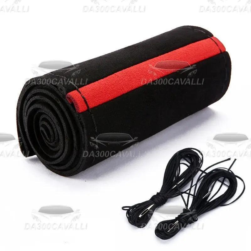 Rivestimento volante in alcantara nero con striscia rossa e fili da cucire Da300Cavalli