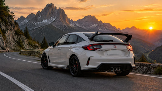 Honda Civic Type R FL5 bianca su un passo di montagna al tramonto, vista posteriore di tre quarti