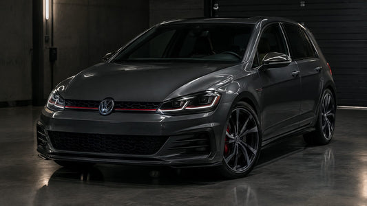Volkswagen Golf 7 GTI grigio scuro in garage con calotte specchietti in carbonio e giochi tra cofano e parafango regolari