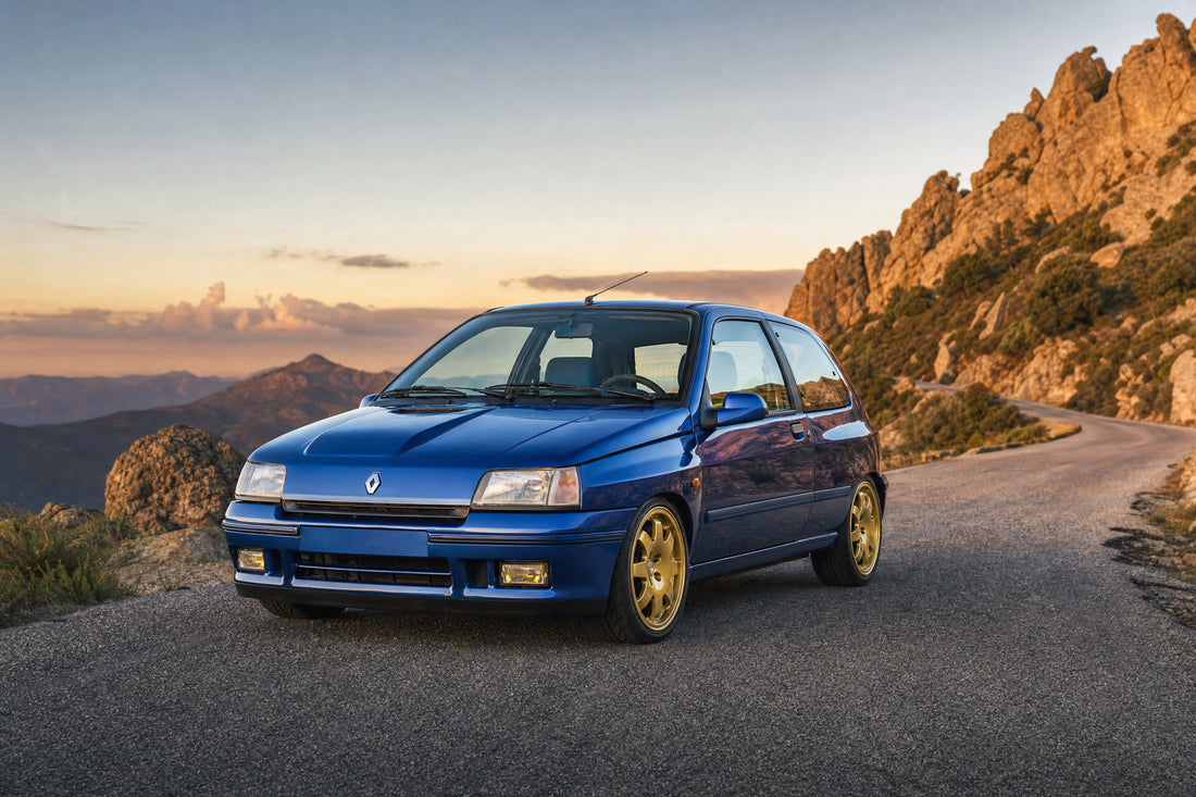 Renault Clio Williams blu con cerchi dorati su strada di montagna