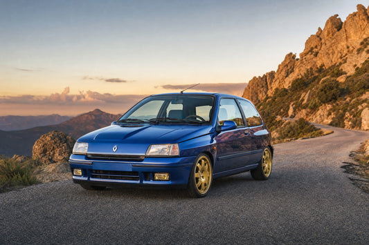 Renault Clio Williams blu con cerchi dorati su strada di montagna