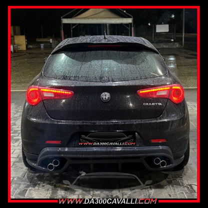 Alfa Romeo Giulietta nera tuning, vista posteriore, targhetta Da300Cavalli, auto bagnata