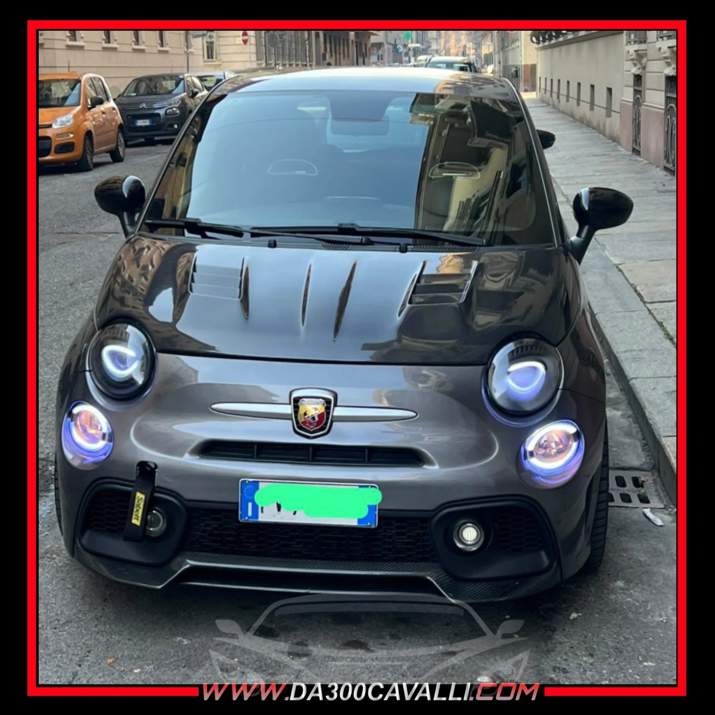 Abarth 500 grigia tuning, cofano ventilato e fari LED, Da300Cavalli, auto in strada cittadina