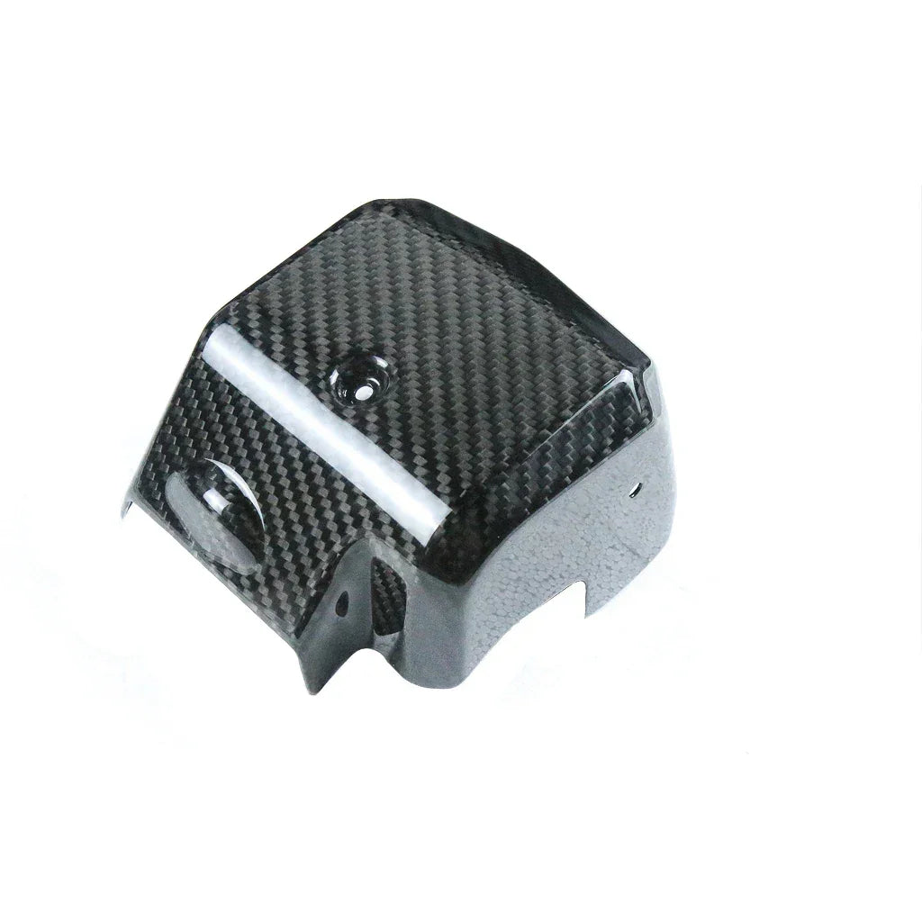 Coperchio motore in carbonio lucido per moto, ricambio tuning su fondo bianco, Da300Cavalli