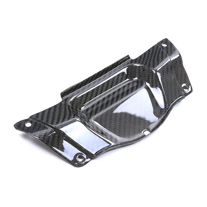 Copertura motore in carbonio per auto tuning, accessorio lucido su sfondo bianco Da300Cavalli