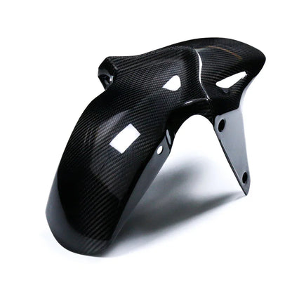 Parafango anteriore in fibra di carbonio per moto, ricambio tuning Da300Cavalli, sfondo bianco.