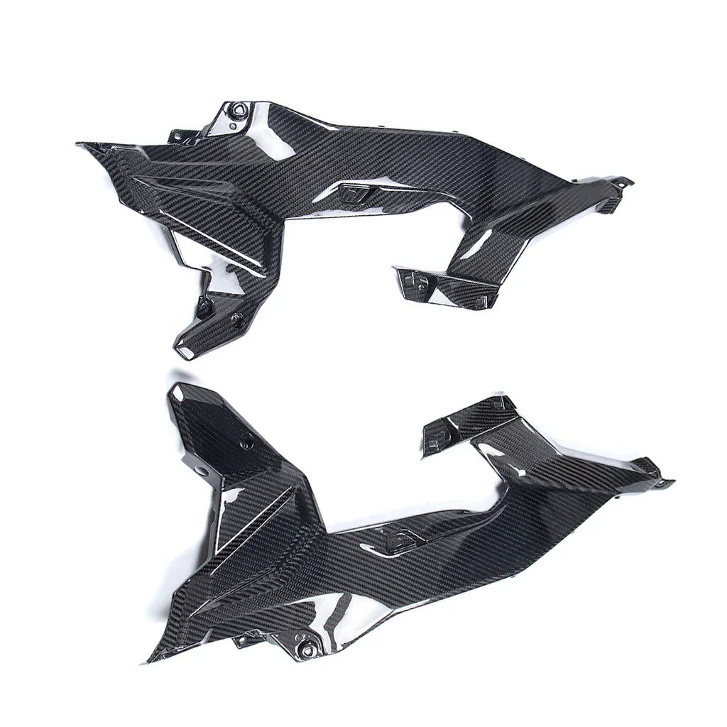 Carene in carbonio per moto, ricambio tuning Da300Cavalli, fondo bianco.