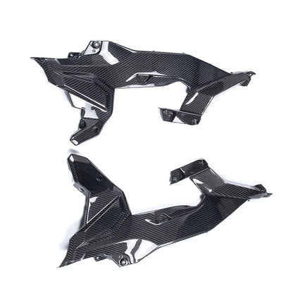 Carene in carbonio per moto, ricambio tuning Da300Cavalli, fondo bianco.