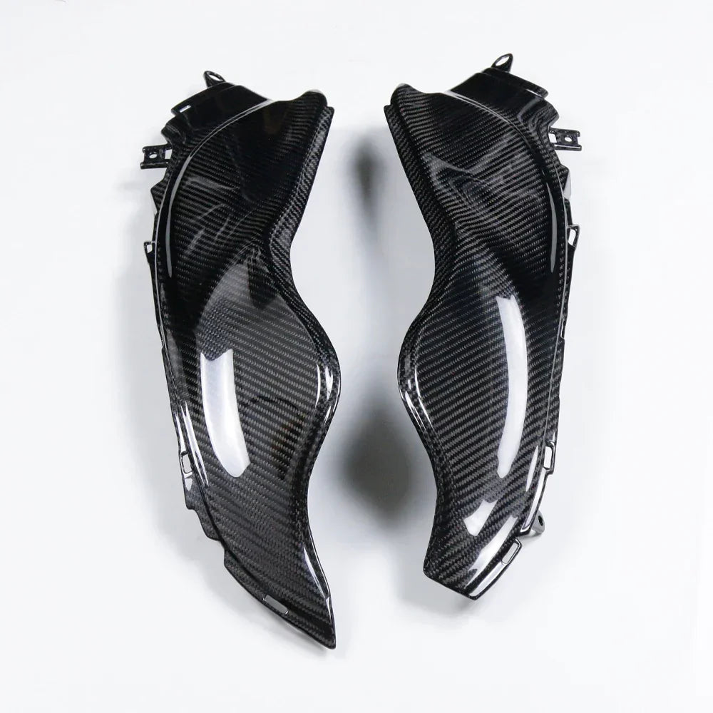 Coppia cover carene moto in fibra di carbonio, tuning Da300Cavalli, sfondo bianco.