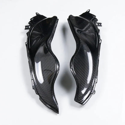 Coppia cover carene moto in fibra di carbonio, tuning Da300Cavalli, sfondo bianco.