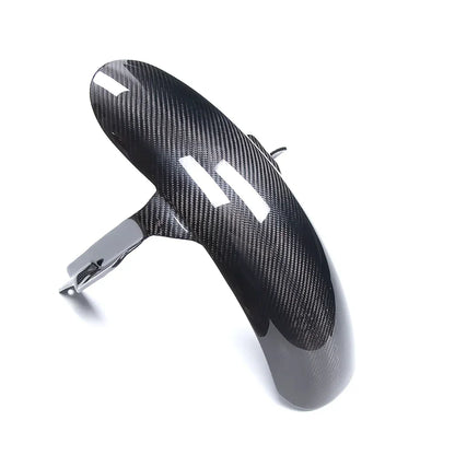 Parafango anteriore moto in carbonio, ricambio tuning Da300Cavalli, sfondo bianco