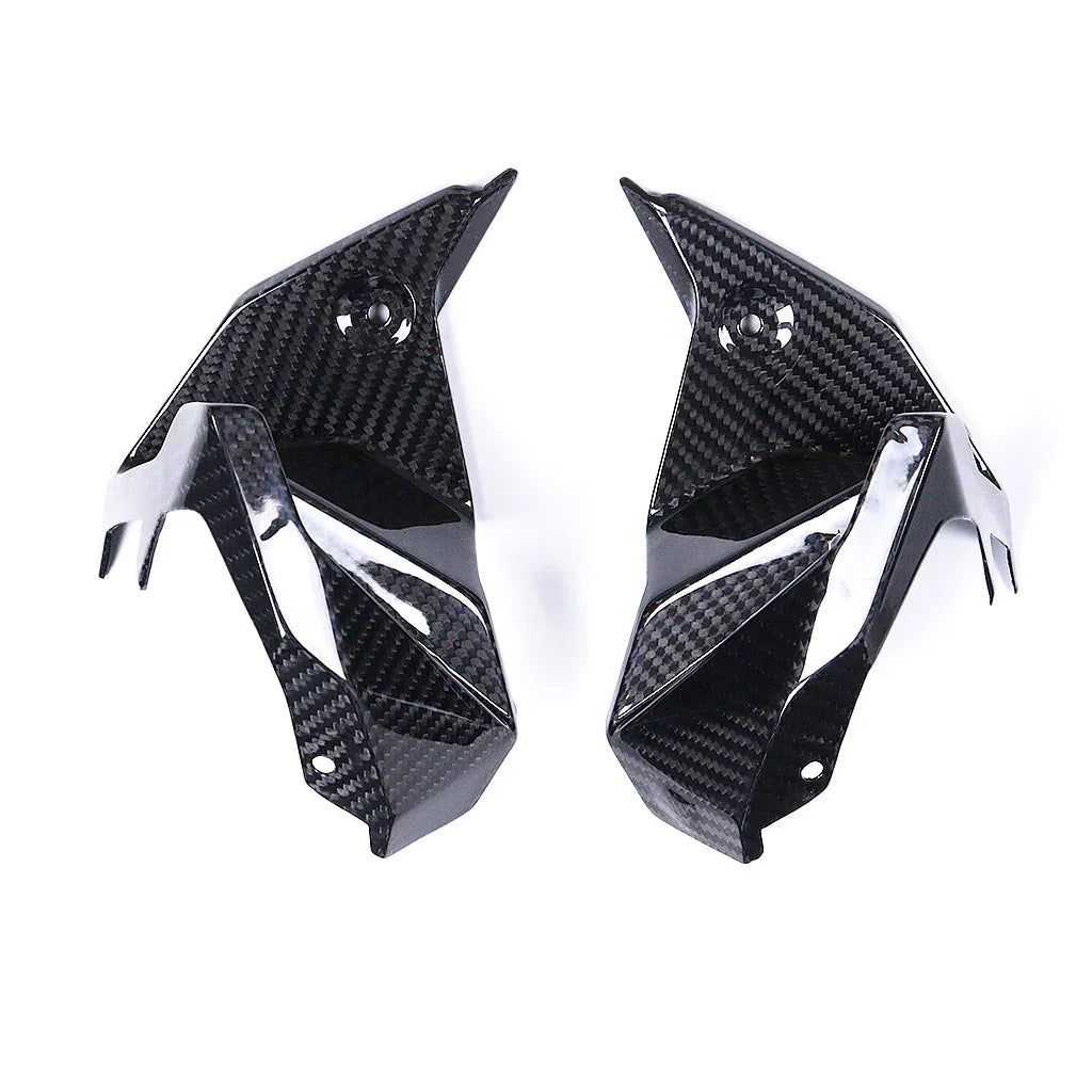 Coppia di cover in carbonio per moto, accessorio tuning Da300Cavalli, design sportivo.