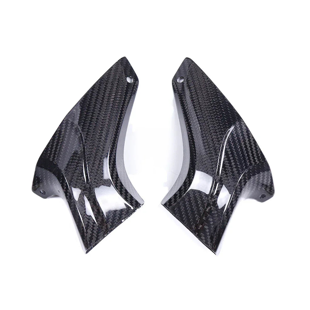Coppia carene in carbonio per moto, accessori tuning Da300Cavalli su fondo bianco