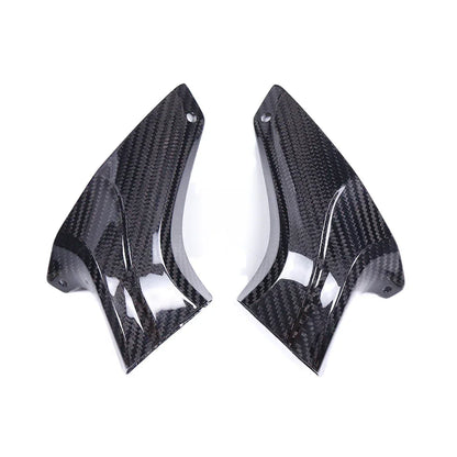 Coppia carene in carbonio per moto, accessori tuning Da300Cavalli su fondo bianco