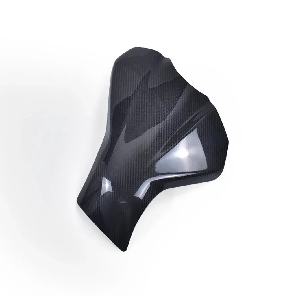 Carena moto in carbonio lucido, ricambio tuning su fondo bianco Da300Cavalli