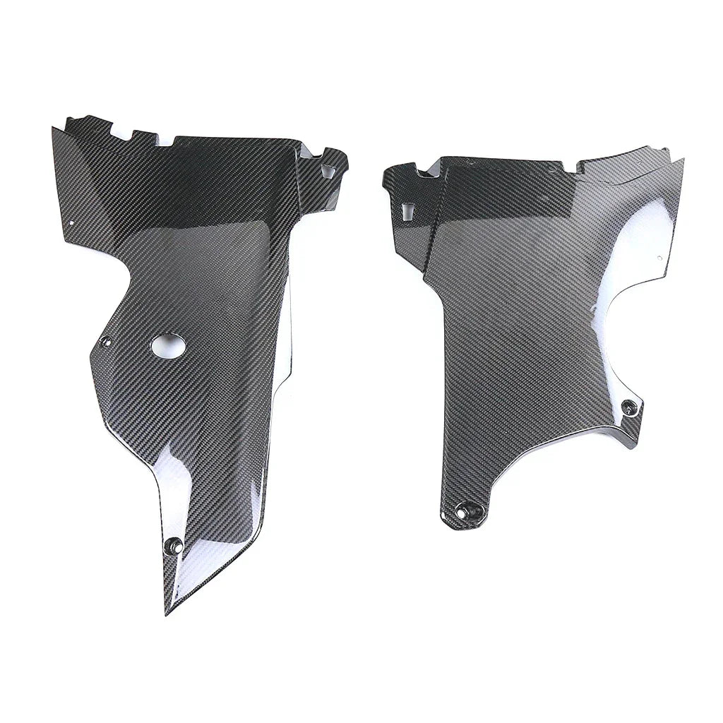 Coppia carene in carbonio per moto, accessori tuning Da300Cavalli su sfondo bianco