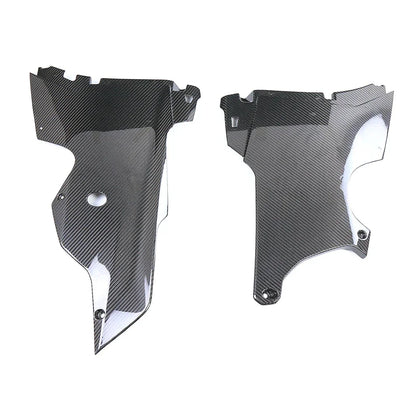 Coppia carene in carbonio per moto, accessori tuning Da300Cavalli su sfondo bianco