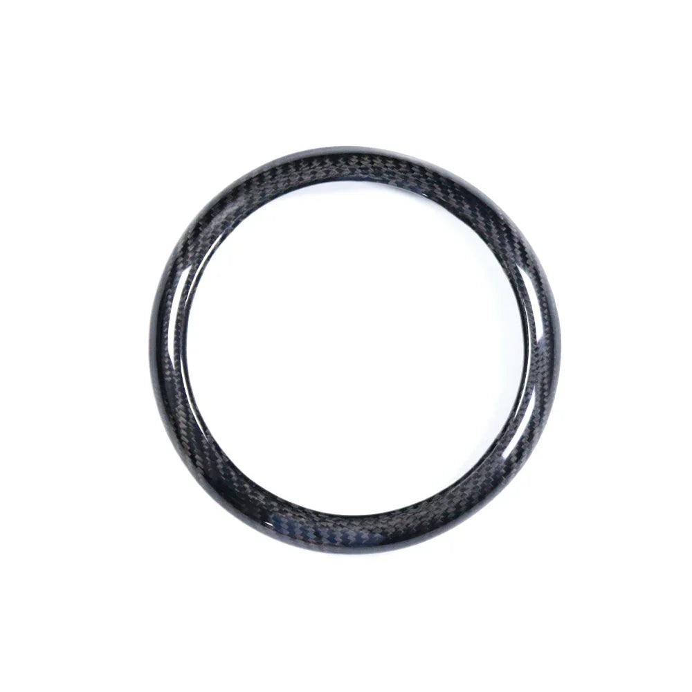 Cornice rotonda in carbonio per auto tuning, accessorio Da300Cavalli su sfondo bianco