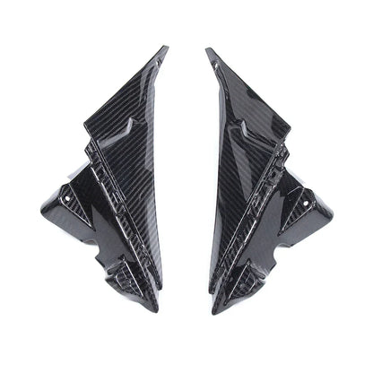 Coppia carene in carbonio per moto, accessori tuning Da300Cavalli su fondo bianco