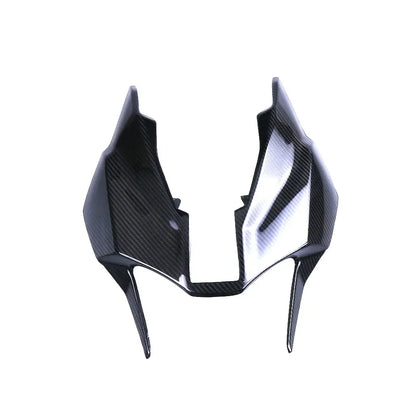 Carena moto in carbonio lucido, ricambio tuning Da300Cavalli, sfondo bianco.