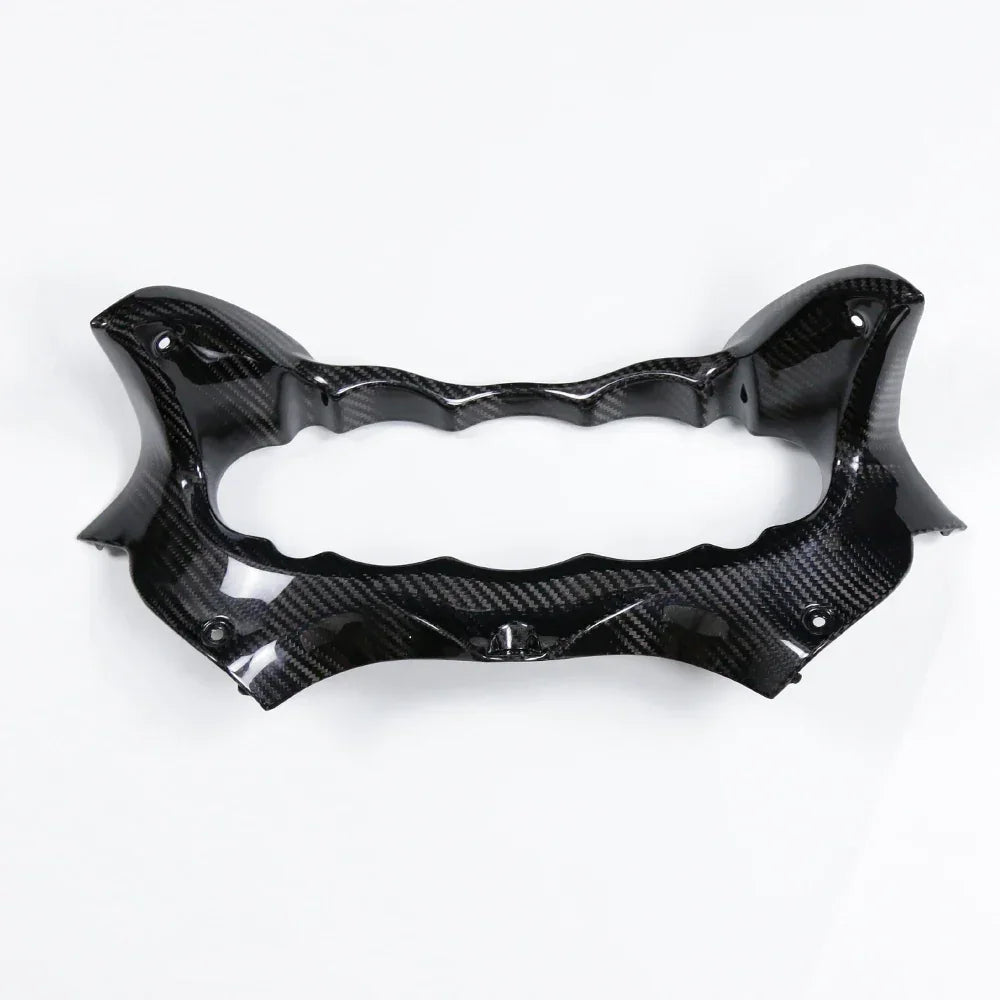 Cornice cruscotto in carbonio per auto tuning, accessorio Da300Cavalli su sfondo bianco