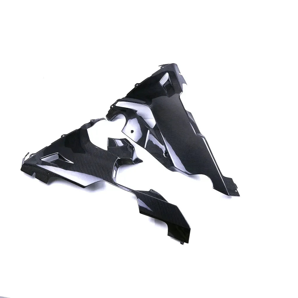 Carene in carbonio lucido per moto, ricambio tuning Da300Cavalli su fondo bianco