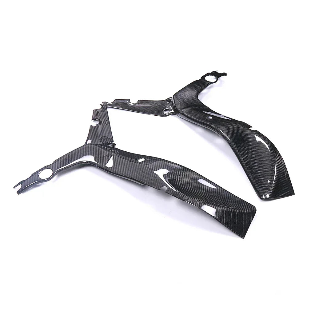 Coppia carene in fibra di carbonio per moto, ricambio tuning Da300Cavalli su fondo bianco