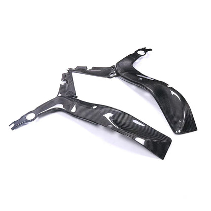 Coppia carene in fibra di carbonio per moto, ricambio tuning Da300Cavalli su fondo bianco