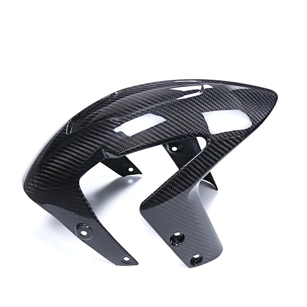 Parafango anteriore moto in carbonio, ricambio tuning Da300Cavalli su fondo bianco