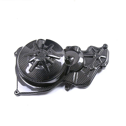 Carter motore in fibra di carbonio per moto, accessorio tuning Da300Cavalli su sfondo bianco