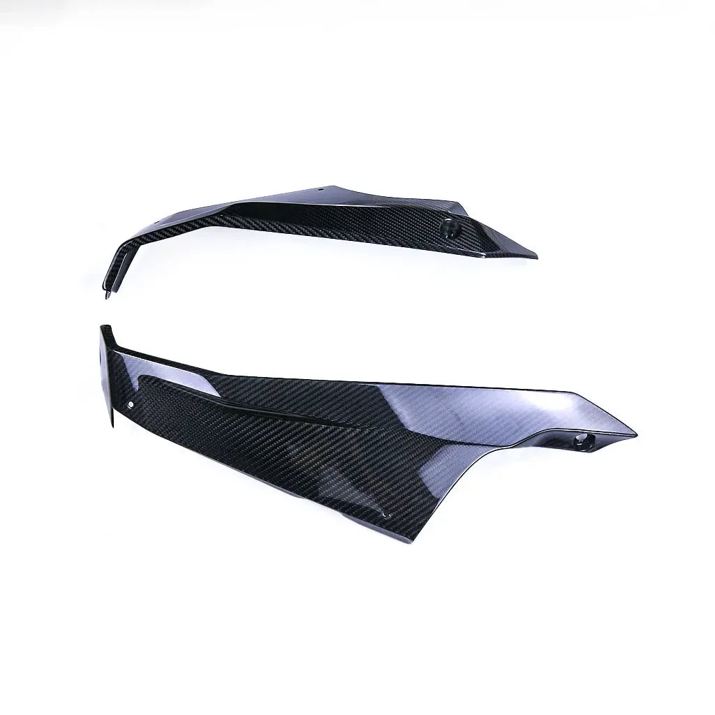 Carene in carbonio per moto, ricambio tuning Da300Cavalli su fondo bianco