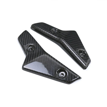 Coppia di carene in carbonio per moto, accessori tuning Da300Cavalli, sfondo bianco