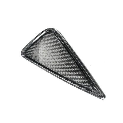 Cover triangolare in carbonio per auto tuning, accessorio Da300Cavalli su sfondo bianco