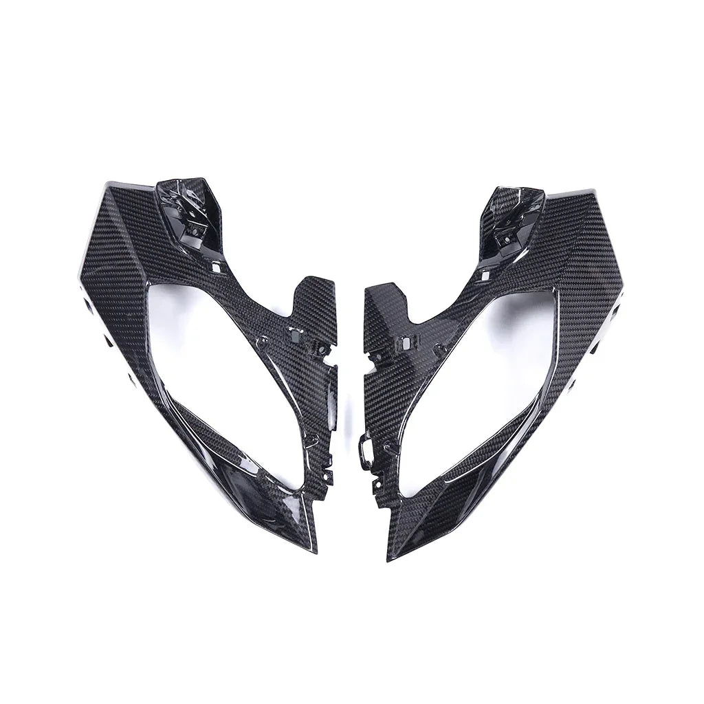 Carene laterali in carbonio per moto, ricambio tuning da300cavalli, sfondo bianco.