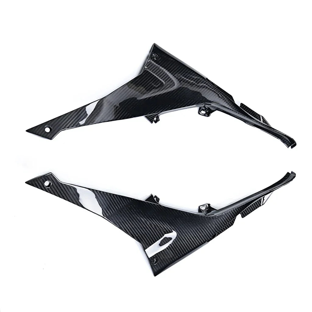 Coppia carene moto in carbonio nero, accessori tuning Da300Cavalli su sfondo bianco