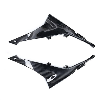 Coppia carene moto in carbonio nero, accessori tuning Da300Cavalli su sfondo bianco