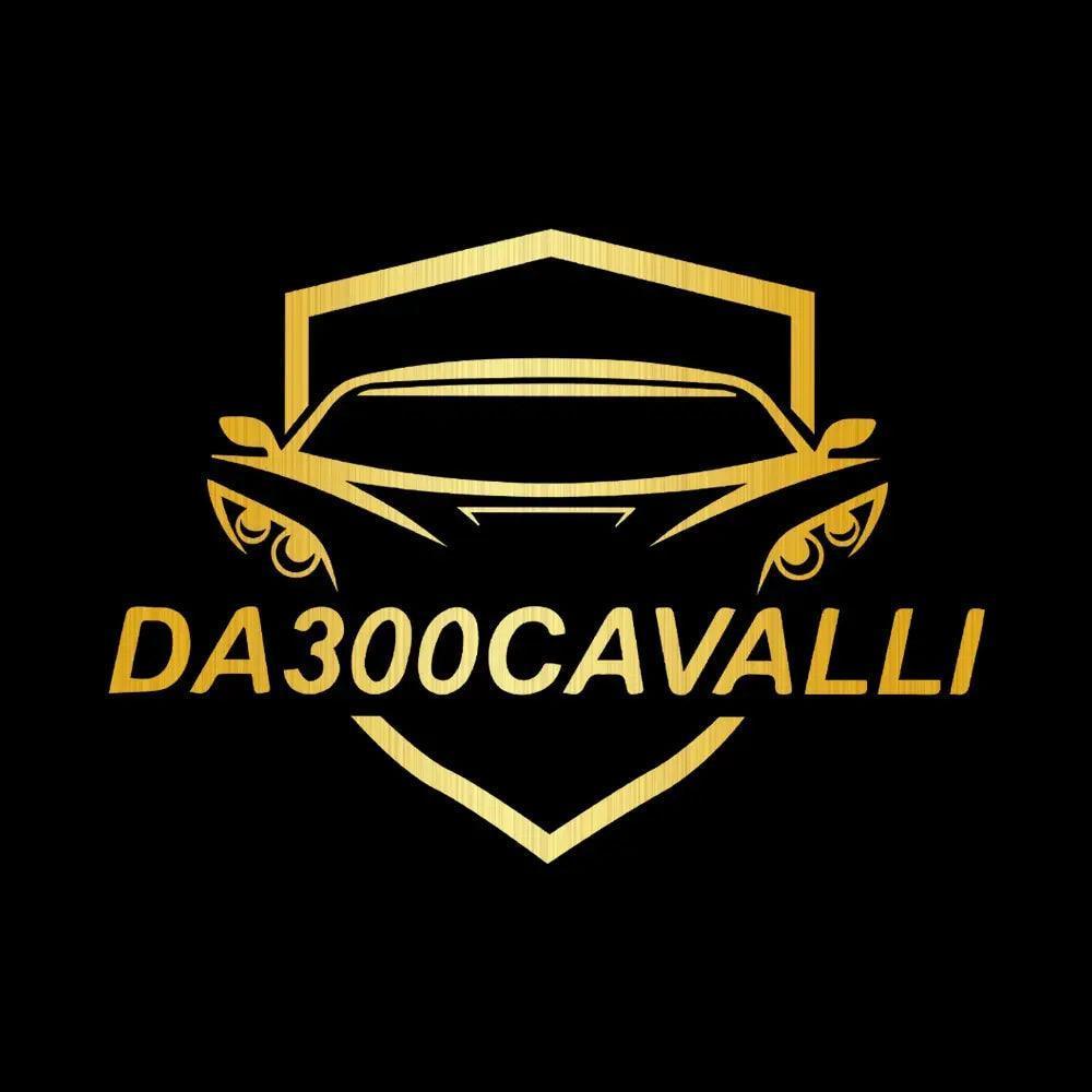 Logo dorato Da300Cavalli con silhouette auto stilizzata su sfondo nero, tuning auto.