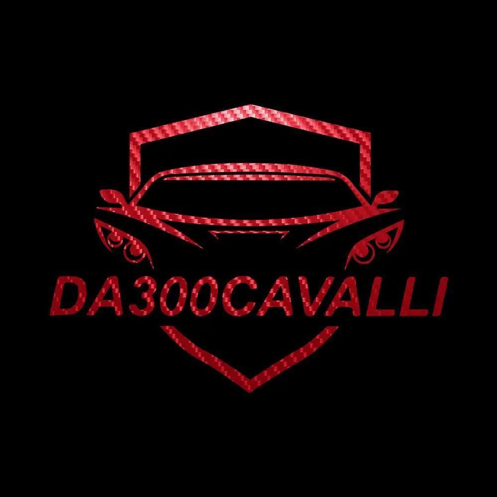 Adesivo logo Da300Cavalli rosso effetto carbonio, design auto tuning su sfondo nero.