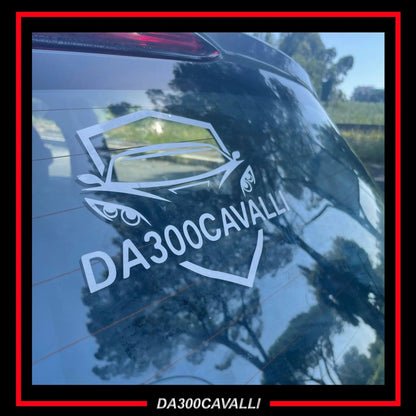 Adesivo logo Da300Cavalli su lunotto posteriore auto, tuning auto, accessori personalizzati.