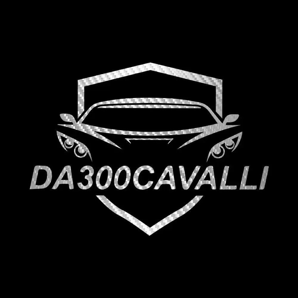 Adesivo logo Da300Cavalli in stile fibra di carbonio, auto tuning su fondo nero.