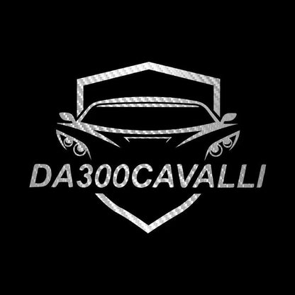 Adesivo logo Da300Cavalli in stile fibra di carbonio, auto tuning su fondo nero.