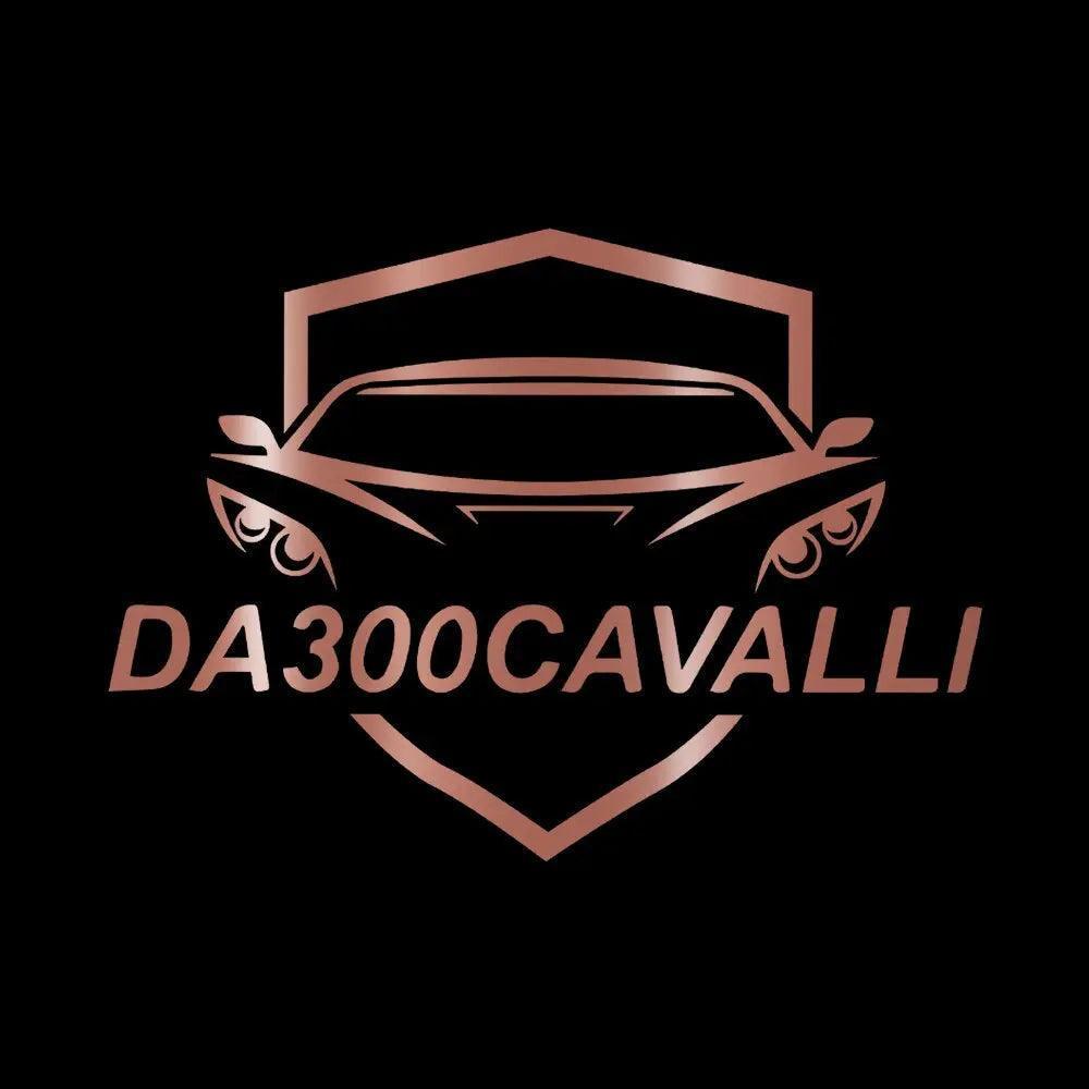 Logo adesivo Da300Cavalli con sagoma auto color rame su sfondo nero, tuning auto.