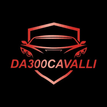 Logo Da300Cavalli rosso metallizzato con sagoma auto e scudo su sfondo nero, tuning auto