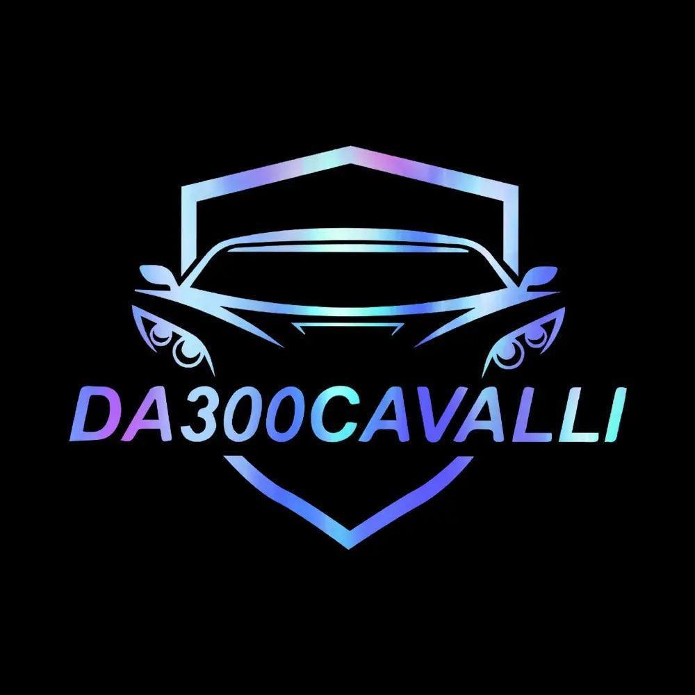 Logo olografico Da300Cavalli con auto stilizzata su sfondo nero, tuning auto