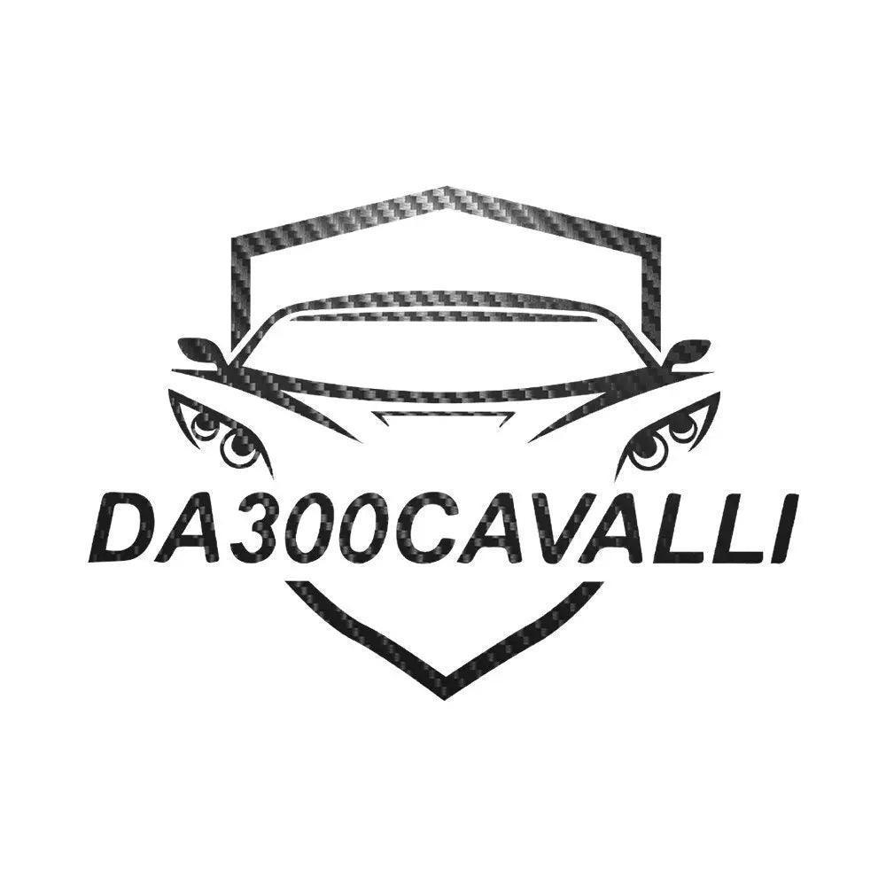 Logo adesivo Da300Cavalli con silhouette auto sportiva su sfondo bianco, tuning auto.