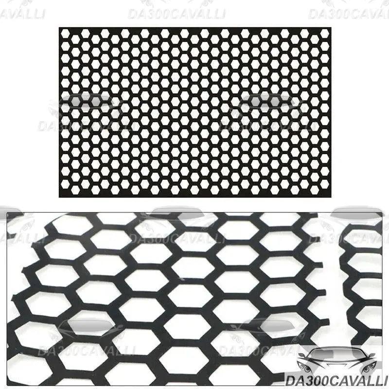 Adesivo nido d'ape nero per fari auto, accessorio tuning Da300Cavalli, dettaglio esagonale.