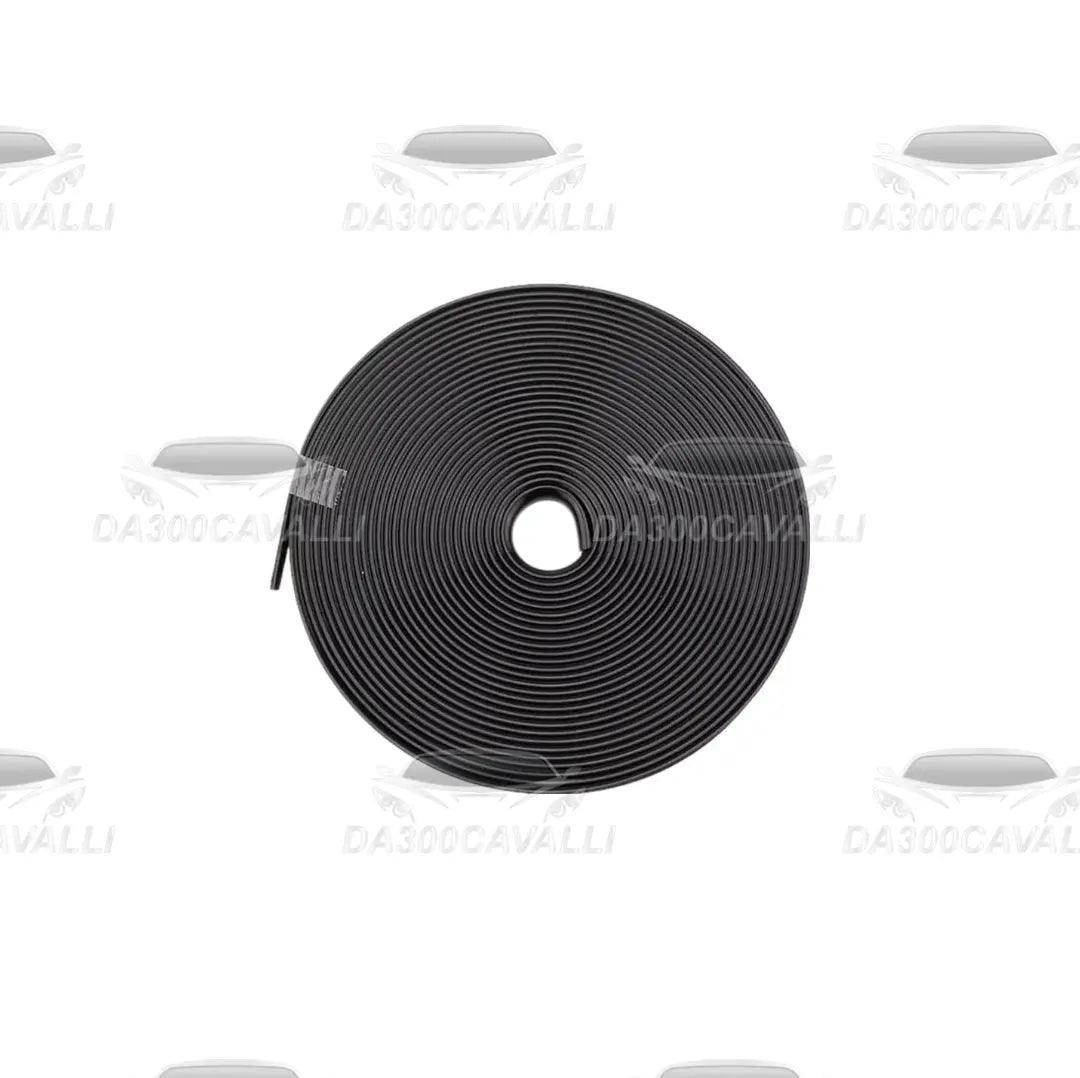 Rotolo di guarnizione adesiva nera per auto tuning da300cavalli, fondo bianco con logo.