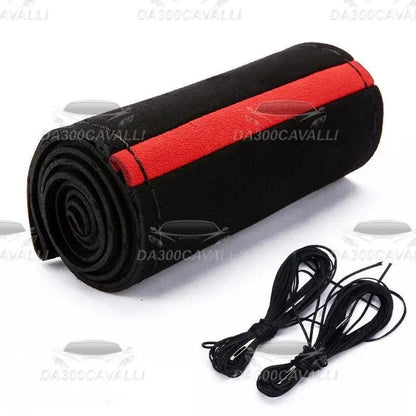 Rivestimento volante in alcantara nero con striscia rossa e fili da cucire Da300Cavalli