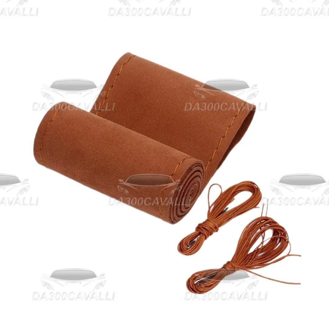 Rivestimento volante in alcantara marrone con cuciture, kit da300cavalli per tuning auto.