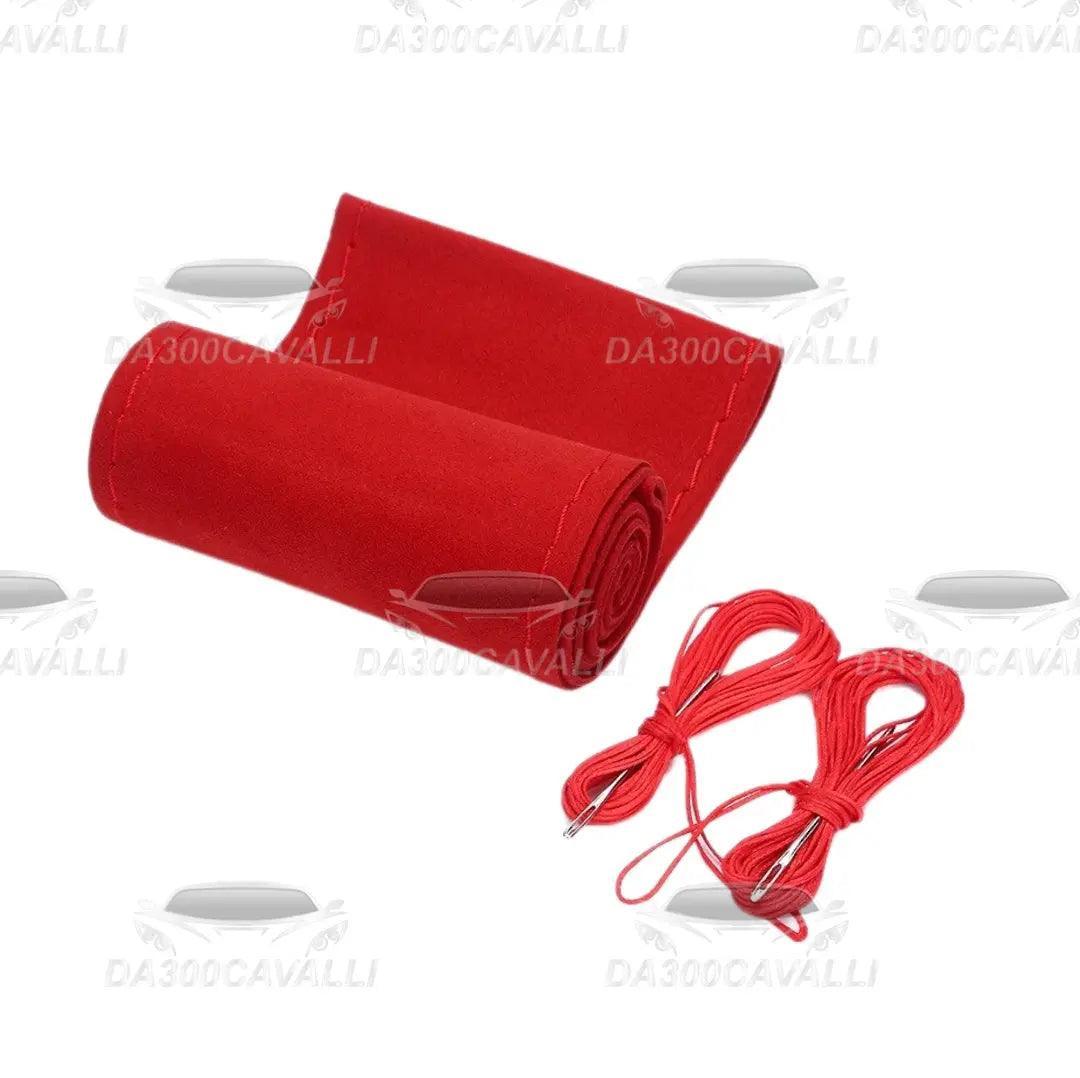 Coprivolante rosso in alcantara con filo da cucire, accessorio tuning auto Da300Cavalli.